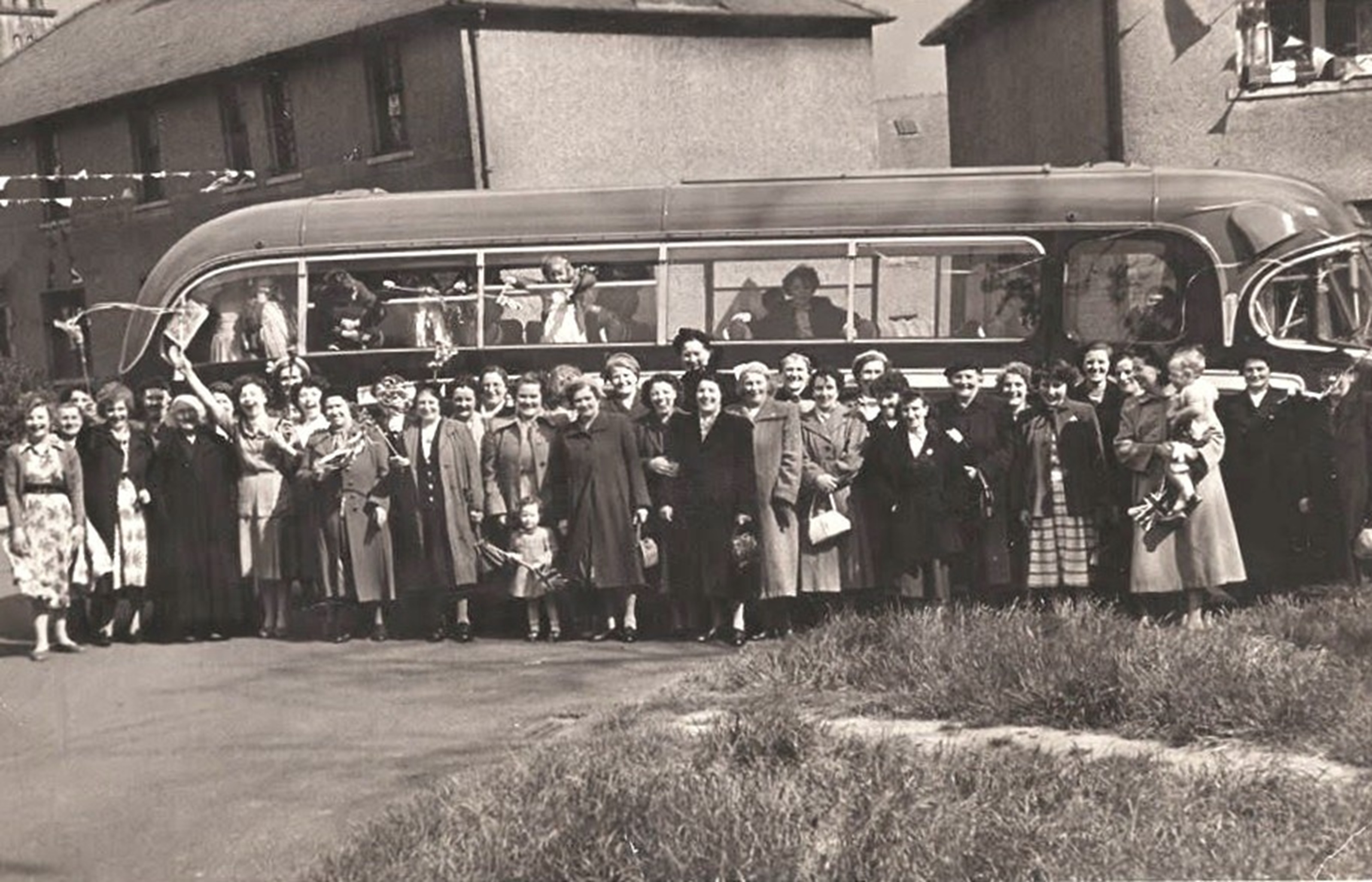 Coach trip from The Roundel, Wishaw, 1953. Courtesy of Jean Murphy.